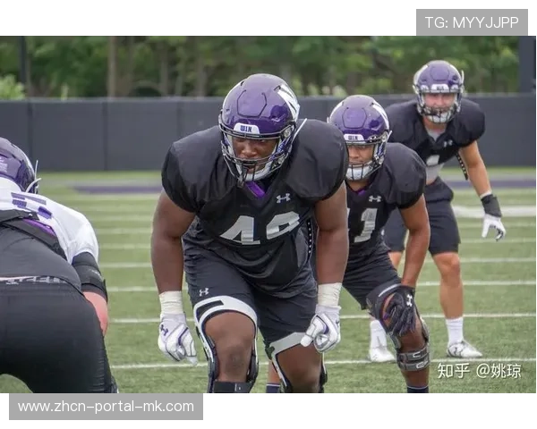 瑞格利球场举办大学橄榄球赛：西北大学38-35击败对手，古老棒球场焕发新活力